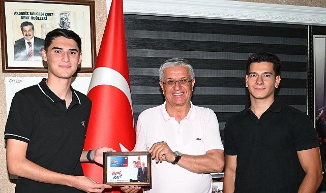 Gençlik Meclisi'nden Başkan Topaloğlu'na ziyaret Gençlik Meclisi'nden Başkan Topaloğlu'na ziyaret