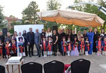 Miniklerin Mezuniyet Sevinci