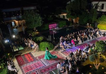 Tarihi halılar podyum oldu