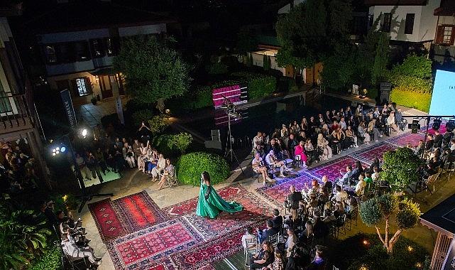 Tarihi halılar podyum oldu