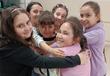 Depremzede Zeynep Duru’ya sınıf arkadaşlarından Ünye’de sürpriz veda partisi - Videolu Haber