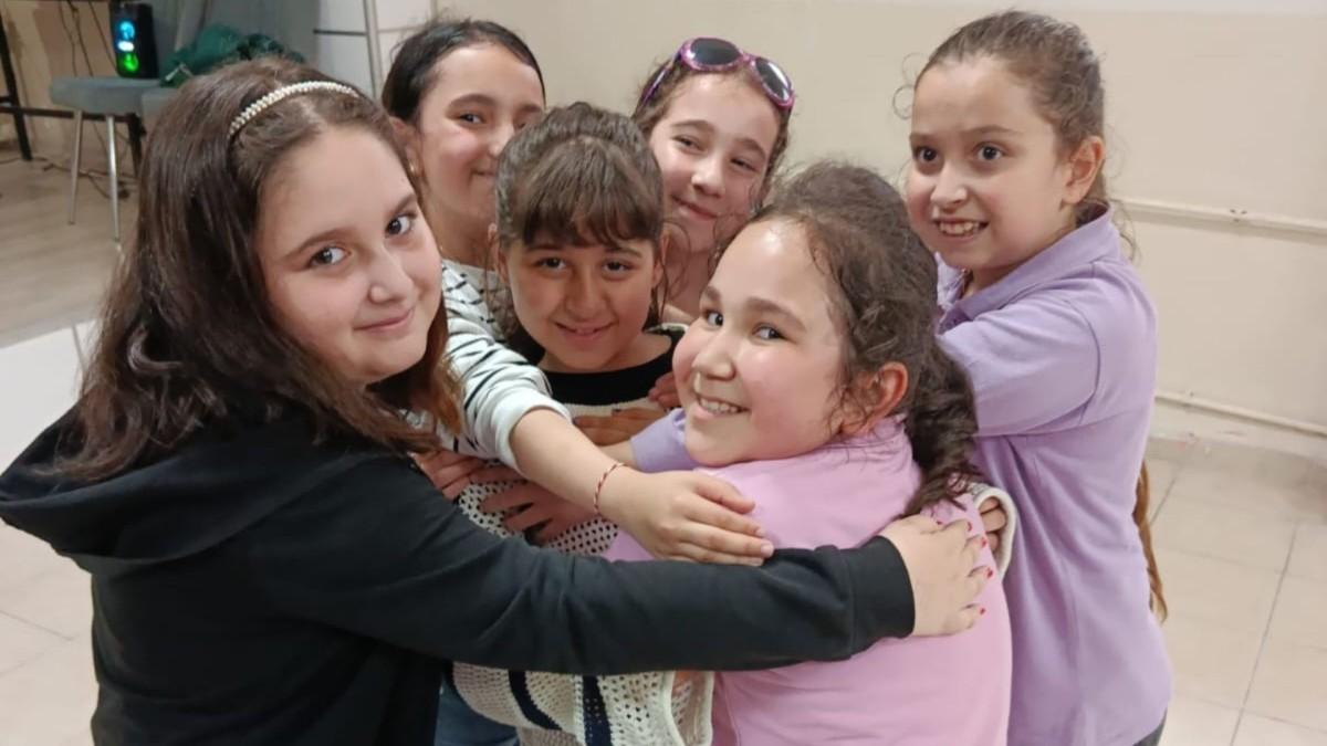 Depremzede Zeynep Duru’ya sınıf arkadaşlarından Ünye’de sürpriz veda partisi - Videolu Haber Depremzede Zeynep Duru’ya sınıf arkadaşlarından Ünye’de sürpriz veda partisi - Videolu Haber