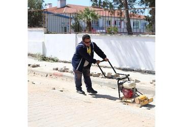 Didim Belediyesi, ilçe genelinde başlattığı yol yapım çalışmalarını tüm hızıyla sürdürüyor.