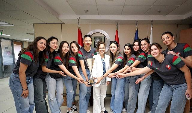 Voleybol ve yüzmede Karşıyaka rüzgarı esti Voleybol ve yüzmede Karşıyaka rüzgarı esti