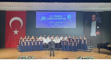 Nilüfer Gençlik Korosu başkentten ödülle döndü