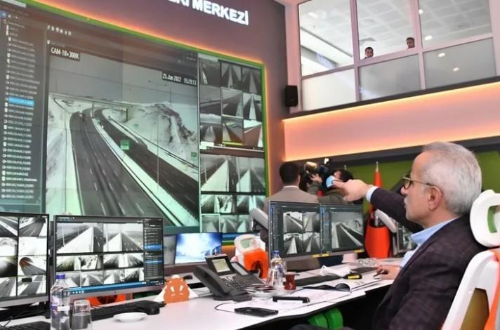 Uraloğlu: Avcılar Gişeleri'nde Serbest Geçiş Sistemi Devrede Uraloğlu: Avcılar Gişeleri'nde Serbest Geçiş Sistemi Devrede
