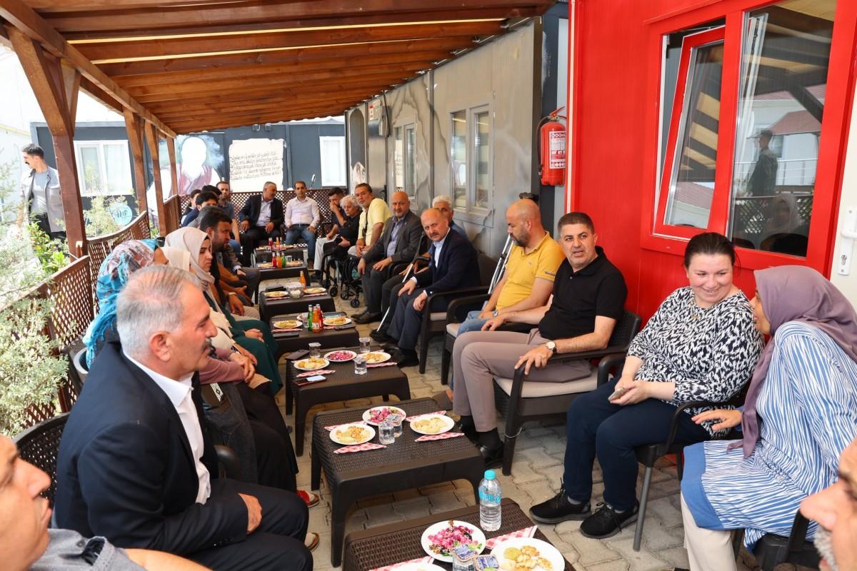 Vali Osman Varol, milletvekilleriyle birlikte depremzedeleri ziyaret etti Vali Osman Varol, milletvekilleriyle birlikte depremzedeleri ziyaret etti