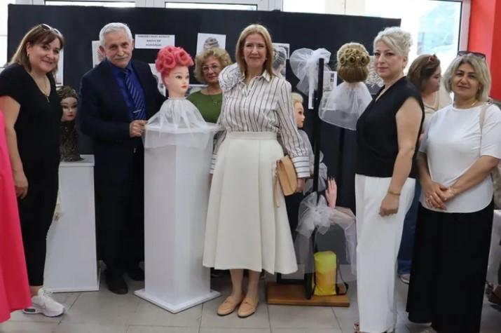 İZMEK Kursiyerlerinden Göz Kamaştıran Defile ve Sergi İZMEK Kursiyerlerinden Göz Kamaştıran Defile ve Sergi