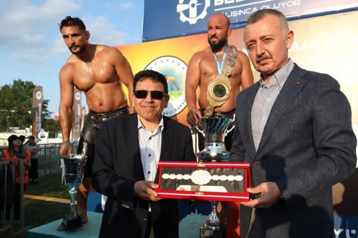 Başpehlivanlık Unvanı Kocaeli’de Orhan Okulu’ya Gitti Başpehlivanlık Unvanı Kocaeli’de Orhan Okulu’ya Gitti