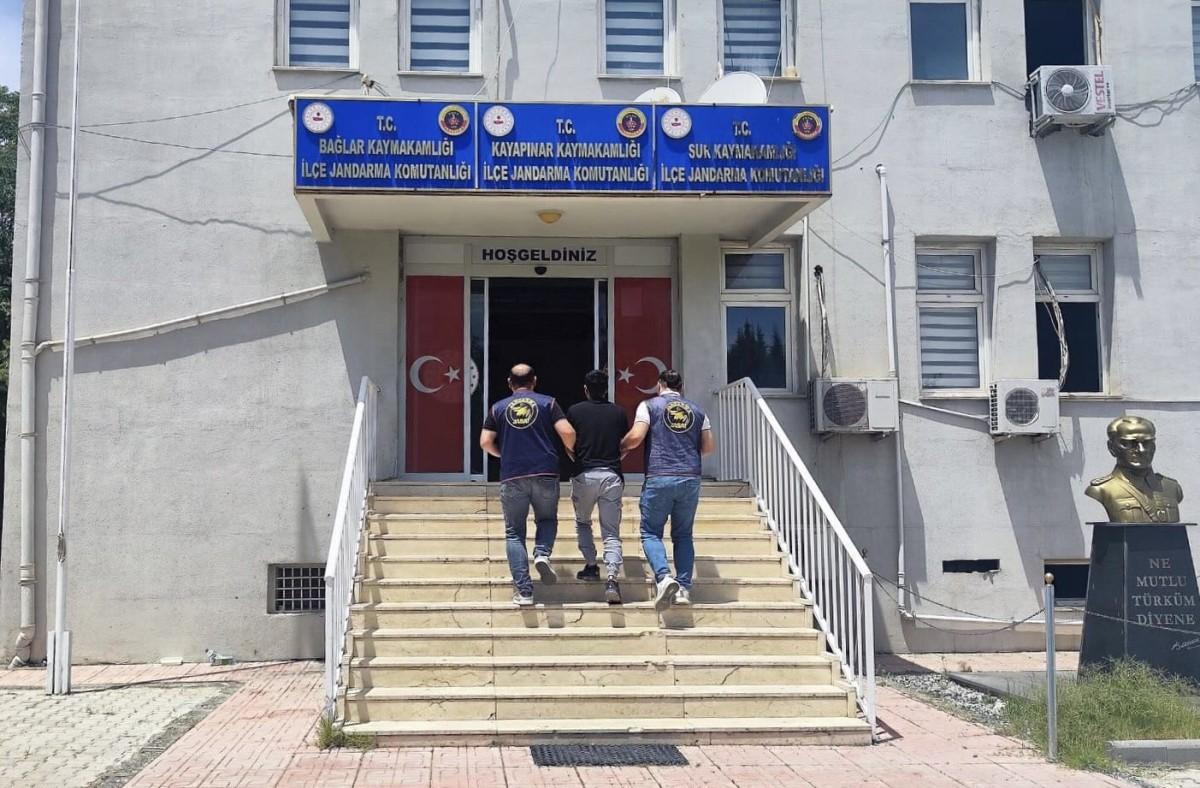 Diyarbakır’da aranan üç hükümlü JASAT operasyonuyla yakalandı Diyarbakır’da aranan üç hükümlü JASAT operasyonuyla yakalandı