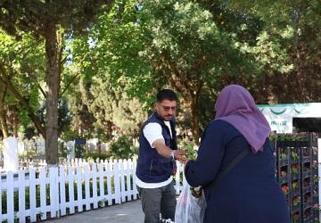 Kartepe Belediyesi'nden Mezarlıklarda Çiçek Dağıtımı