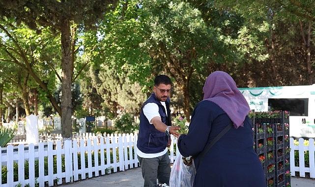 Kartepe Belediyesi'nden Mezarlıklarda Çiçek Dağıtımı