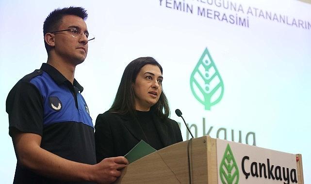 Çankaya'da "Yemin" Heyecanı: Çankaya'nın Yeni Memurları Yemin Ederek Göreve Başladı Çankaya'da "Yemin" Heyecanı: Çankaya'nın Yeni Memurları Yemin Ederek Göreve Başladı