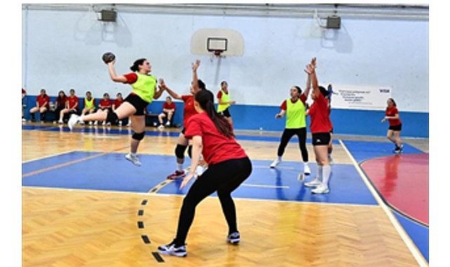 İzmir Büyükşehir Belediyesi Spor Kulübü hentbol takımlarıyla parlıyor İzmir Büyükşehir Belediyesi Spor Kulübü hentbol takımlarıyla parlıyor