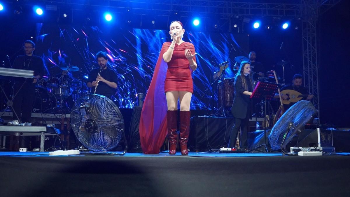 Adıyaman’da Melek Mosso ile 19 Mayıs coşkusu: On binlerce kişi Eğriçay Parkı’nı doldurdu - Videolu Haber