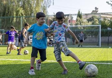 Yenişehir Belediyesi çocuklar için mahallelerde halı saha açmaya devam ediyor