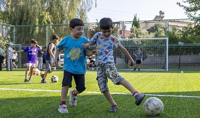 Yenişehir Belediyesi çocuklar için mahallelerde halı saha açmaya devam ediyor Yenişehir Belediyesi çocuklar için mahallelerde halı saha açmaya devam ediyor