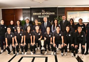 Kupa Mansur Başkan'ın Ellerinde