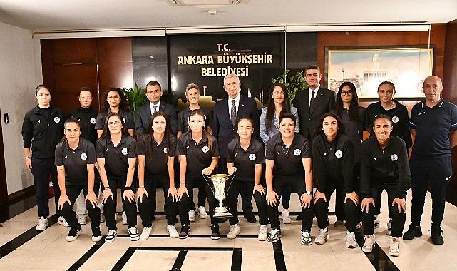 Kupa Mansur Başkan'ın Ellerinde Kupa Mansur Başkan'ın Ellerinde