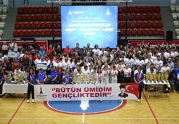 Celal Atik Spor Salonu'nda gençlik buluşması