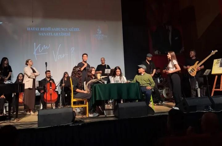 MEB'in 'Kim Var?' Projesi Liselileri Tiyatro Sahnesiyle Buluşturdu MEB'in 'Kim Var?' Projesi Liselileri Tiyatro Sahnesiyle Buluşturdu