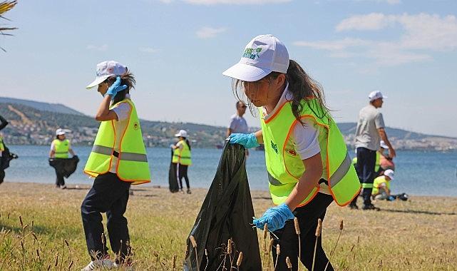 Aliağa'da Öğrencilerle Kıyı Temizliği ve Geri Dönüşüm Eğitimi Aliağa'da Öğrencilerle Kıyı Temizliği ve Geri Dönüşüm Eğitimi