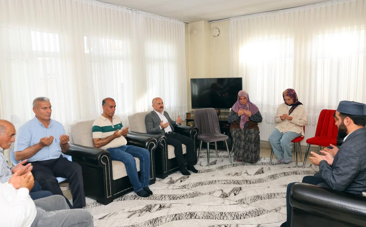 Vali Osman Varol, Şehit Abdulkadir Akıncı’nın ailesini ziyaret etti Vali Osman Varol, Şehit Abdulkadir Akıncı’nın ailesini ziyaret etti
