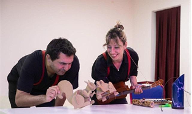 Kendini Arayan Zürafa yollarda