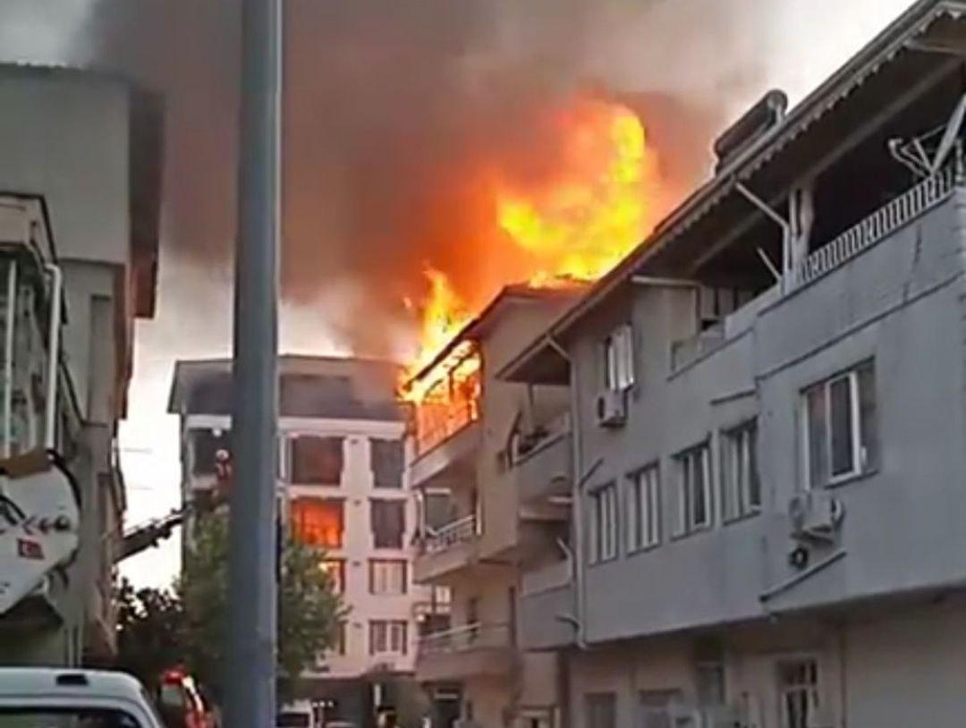 Mangaldan sıçrayan ateş evi alev alev yaktı - Videolu Haber Mangaldan sıçrayan ateş evi alev alev yaktı - Videolu Haber