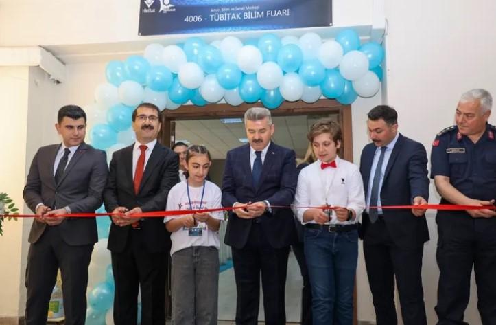 Artvin’de TÜBİTAK 4006 Bilim Fuarı’nda Projeler Görücüye Çıktı Artvin’de TÜBİTAK 4006 Bilim Fuarı’nda Projeler Görücüye Çıktı