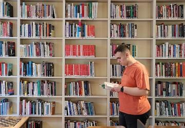 Kitap kurdu Asil okuma sevgisiyle örnek oluyor