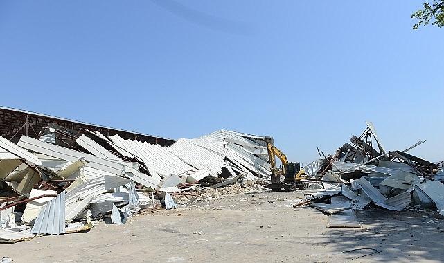 Çalı'da 2 bin 300 metrekarelik kaçak depo yıkıldı Çalı'da 2 bin 300 metrekarelik kaçak depo yıkıldı