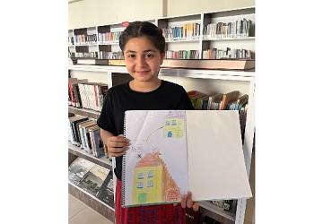 Minik eller renkli hayaller çizdi