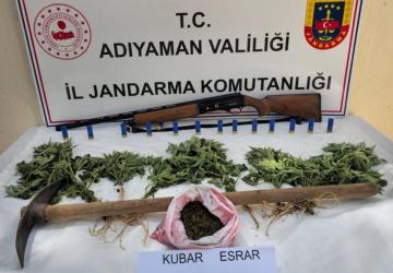 Adıyaman'da uyuşturucu operasyonu: 400 gram esrar, 10 kök kenevir ve ruhsatsız tüfek ele geçirildi
