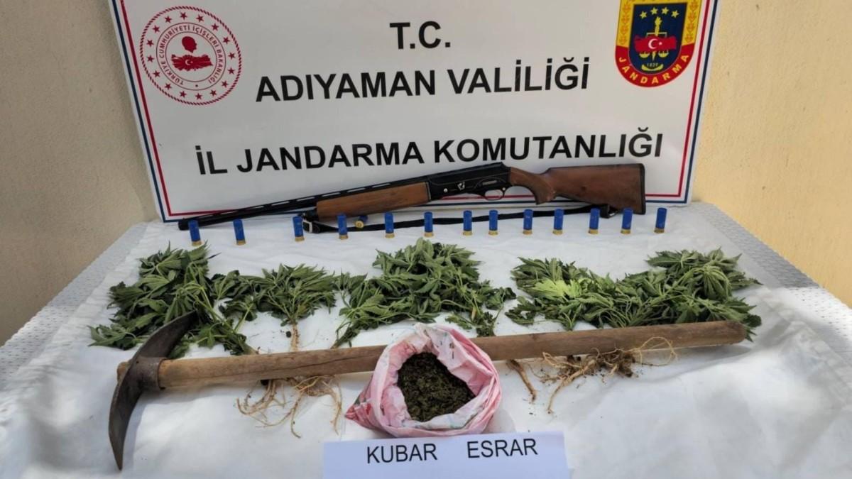 Adıyaman'da uyuşturucu operasyonu: 400 gram esrar, 10 kök kenevir ve ruhsatsız tüfek ele geçirildi Adıyaman'da uyuşturucu operasyonu: 400 gram esrar, 10 kök kenevir ve ruhsatsız tüfek ele geçirildi
