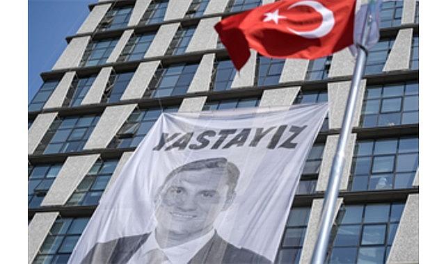 Ferdi Zeyrek gözyaşları ve alkışlarla uğurlandı Ferdi Zeyrek gözyaşları ve alkışlarla uğurlandı