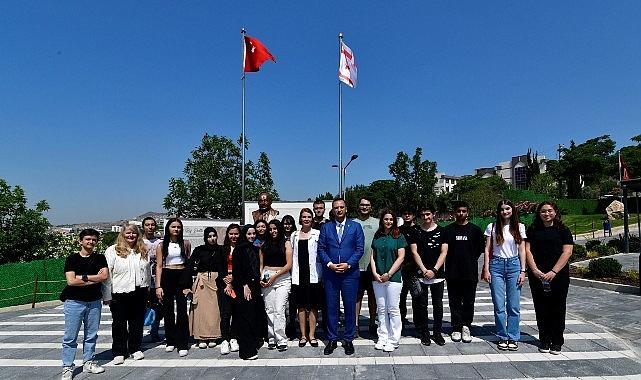 Ömer Eşki öğrencilere Kıbrıs'ı anlattı Ömer Eşki öğrencilere Kıbrıs'ı anlattı