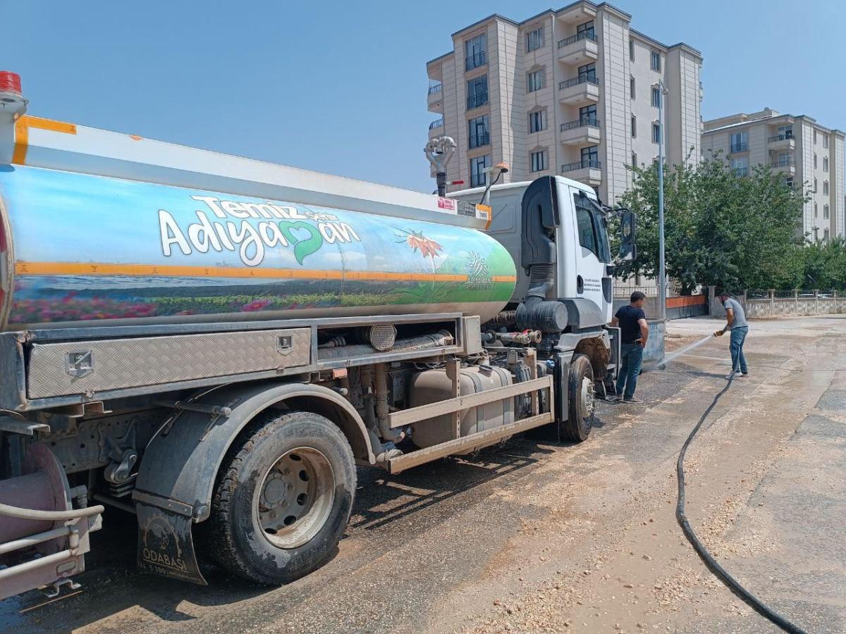 Belediye’nin bayram temizliği mesaisi: 18 tankerle iki vardiya boyunca cadde ve sokaklar yıkandı - Videolu Haber Belediye’nin bayram temizliği mesaisi: 18 tankerle iki vardiya boyunca cadde ve sokaklar yıkandı - Videolu Haber