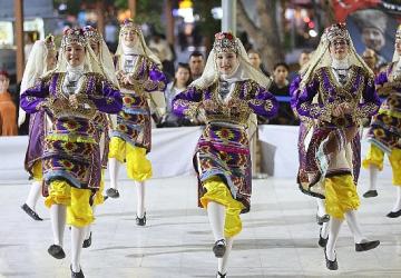 Karabağlar'da 19 Mayıs coşkusu halk oyunlarıyla taçlandı