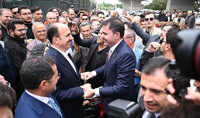 Bakan Kurum Türbeönü Çarşılarında Konyalılarla Kucaklaştı Bakan Kurum Türbeönü Çarşılarında Konyalılarla Kucaklaştı