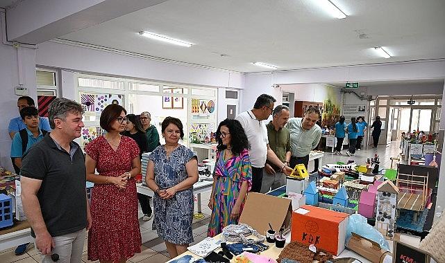Başkan Vekili Çelik yıl sonu sergisine katıldı Başkan Vekili Çelik yıl sonu sergisine katıldı