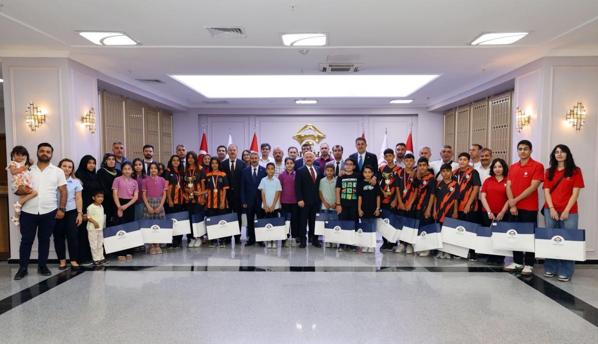 Vali Varol ve Milletvekilleri, başarılı öğrencilerle buluştu Vali Varol ve Milletvekilleri, başarılı öğrencilerle buluştu