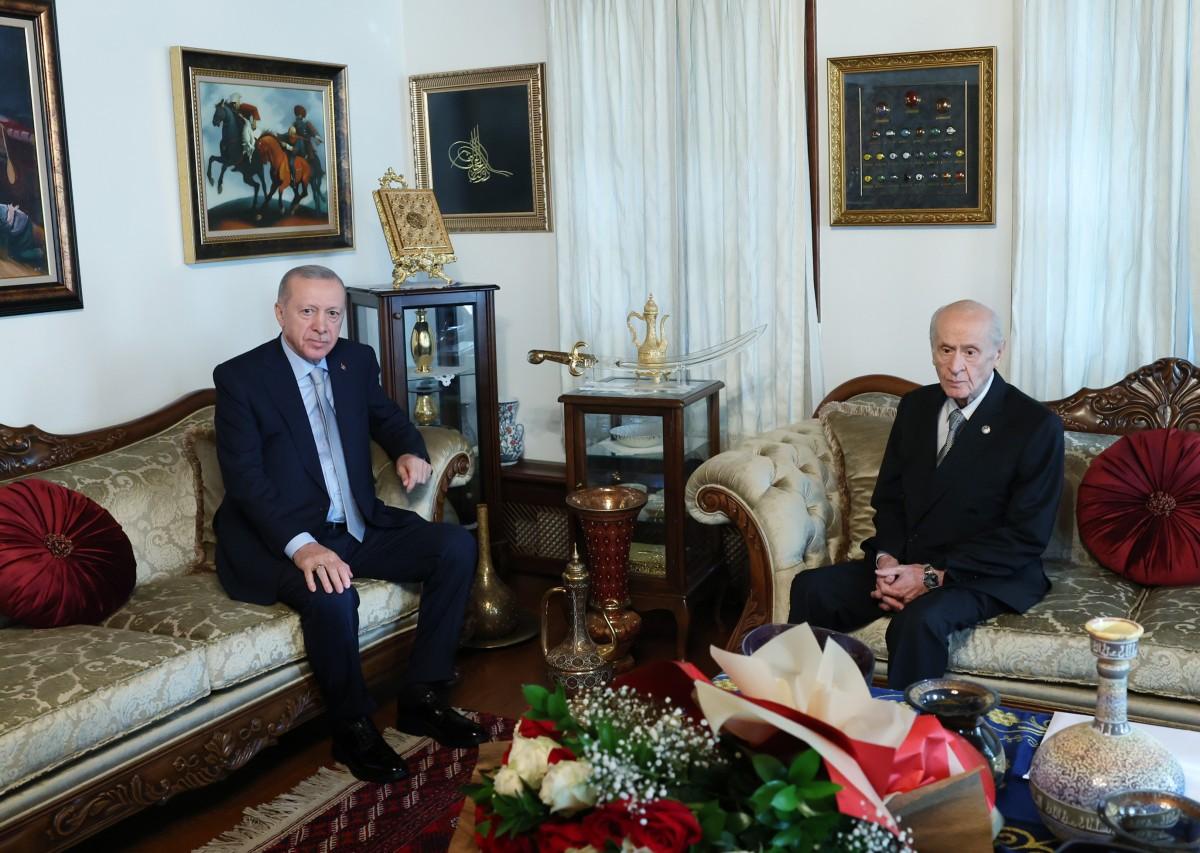 Bahçeli’den Erdoğan’ın “Aday Olma Derdim Yok” sözlerine yanıt: ‘Vatan Derdi Olan Yolundan Cayamaz’ Bahçeli’den Erdoğan’ın “Aday Olma Derdim Yok” sözlerine yanıt: ‘Vatan Derdi Olan Yolundan Cayamaz’