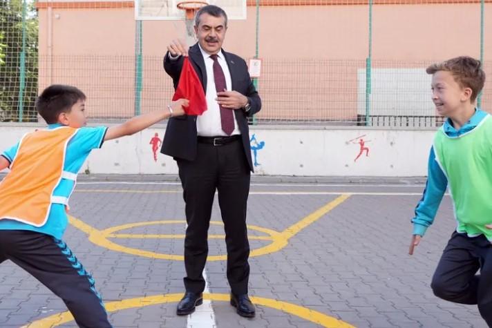 Bakan Tekin’den Karne Öncesi Öğrencilere Moral Desteği Bakan Tekin’den Karne Öncesi Öğrencilere Moral Desteği