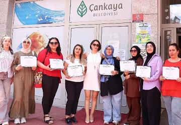 Cebeci Çankaya Evi'nde Mezuniyet Sevinci: 180 Kursiyer Katılım Belgesi Aldı
