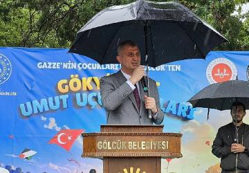 Gölcük'te yüzlerce kişi yağmur altında Filistin için tek yürek oldu