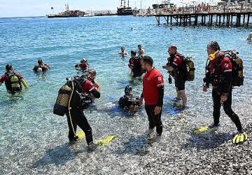 Kemer'de deniz dibi ve sahil temizliği etkinliği