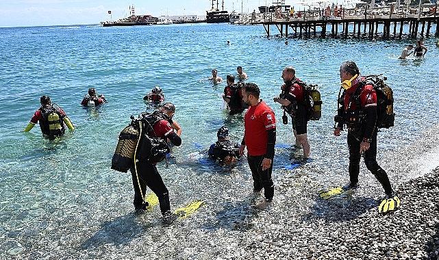 Kemer'de deniz dibi ve sahil temizliği etkinliği Kemer'de deniz dibi ve sahil temizliği etkinliği