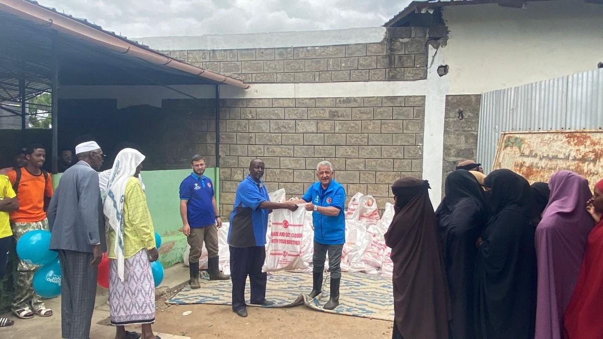 Müftü Haliloğlu Kenya'daydı: ‘TDV gönüllüleri Afrika’nın dört bir yanına kurban bereketini taşıdı’ - Videolu Haber Müftü Haliloğlu Kenya'daydı: ‘TDV gönüllüleri Afrika’nın dört bir yanına kurban bereketini taşıdı’ - Videolu Haber