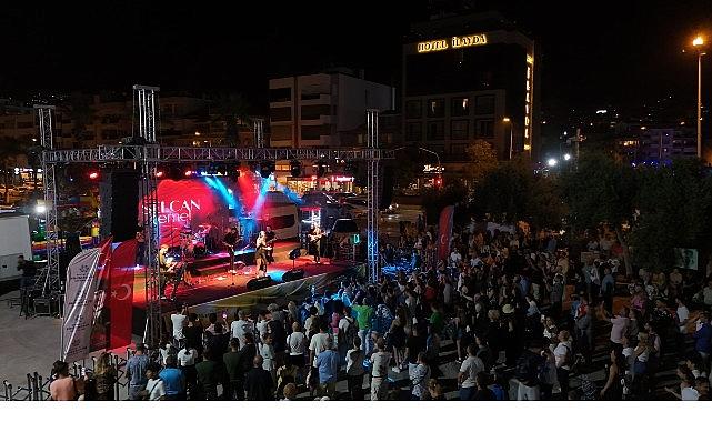 Başkan Çerçioğlu Vatandaşları Kuşadası'nın Eşsiz Mavisinin Eşliğinde Sanatın Ritmiyle Buluşturdu Başkan Çerçioğlu Vatandaşları Kuşadası'nın Eşsiz Mavisinin Eşliğinde Sanatın Ritmiyle Buluşturdu